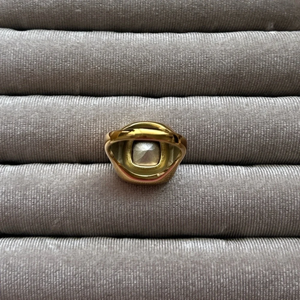 Gold ring withGreen Cushion-Cut Stone - Women's Jewelry